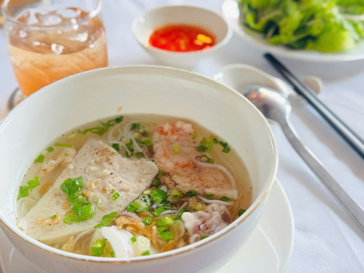 Món ăn quen thuộc của bếp Việt xuất hiện tại các khách sạn 5 sao dịp lễ 2-9 - Ảnh 2.