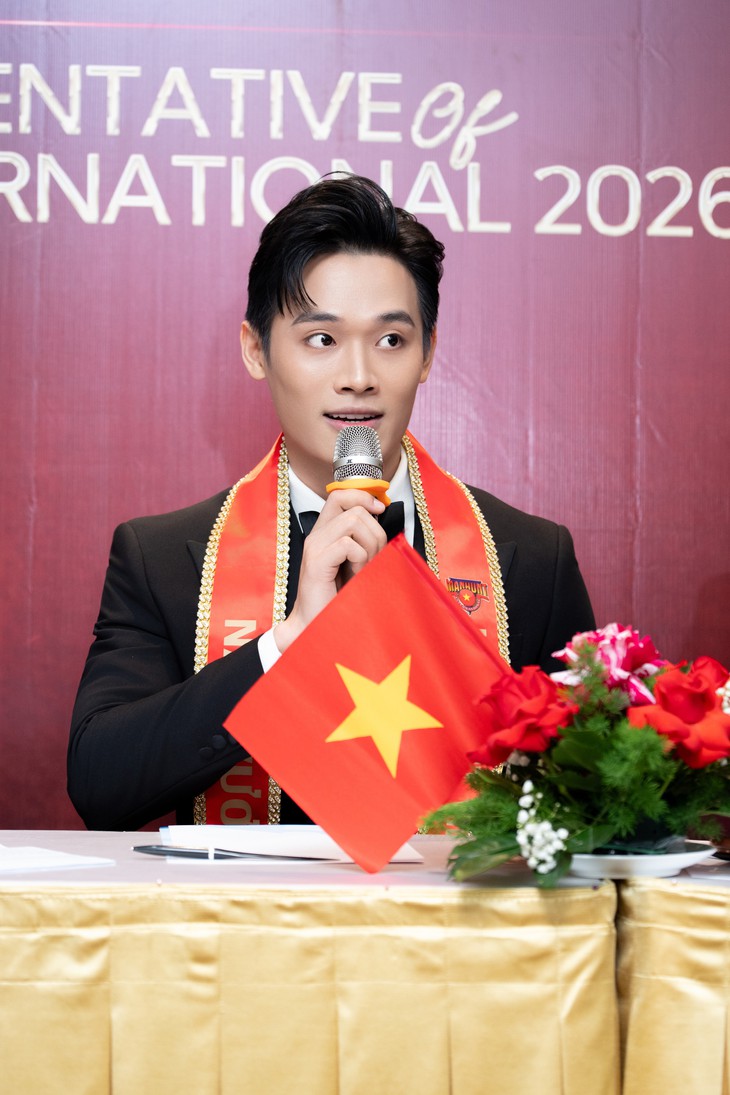 Trần Tiến Dũng mang 'long bào', áo dài ngũ thân thi Manhunt International 2026  - Ảnh 2.