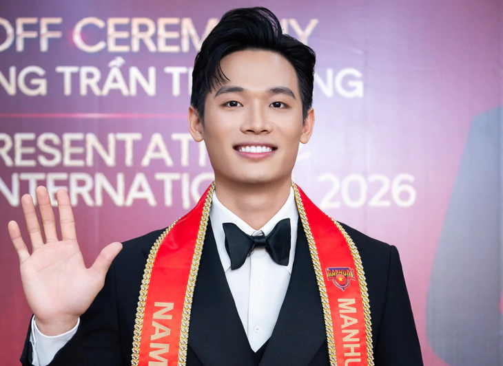 Trần Tiến Dũng mang 'long bào', áo dài ngũ thân thi Manhunt International 2026  - Ảnh 1.