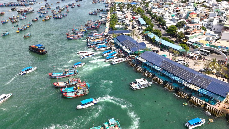 Thoát kẹt xe trên cao tốc, du khách TP.HCM, Đồng Nai đổ về Nha Trang, các điểm du lịch đông nghẹt - Ảnh 2.