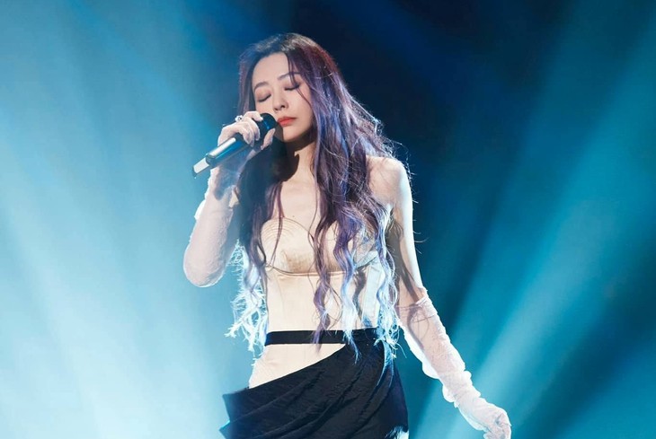 Tranh cãi trang phục 'thiếu vải' tại các concert Trung Quốc - Ảnh 3.