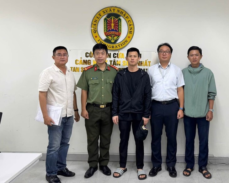 Bàn giao 3 người Hàn Quốc bị Interpol truy nã đỏ tại sân bay Tân Sơn Nhất - Ảnh 1.