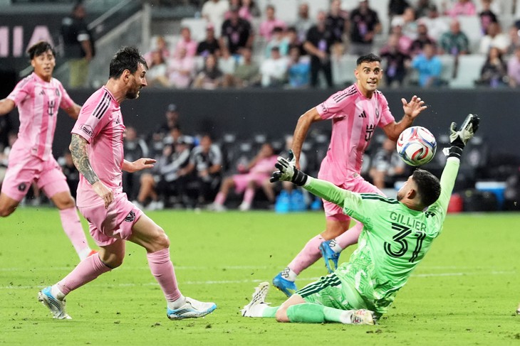 Bình luận viên chóng mặt khi Messi vượt qua 3 hậu vệ để ghi bàn - Ảnh 1.