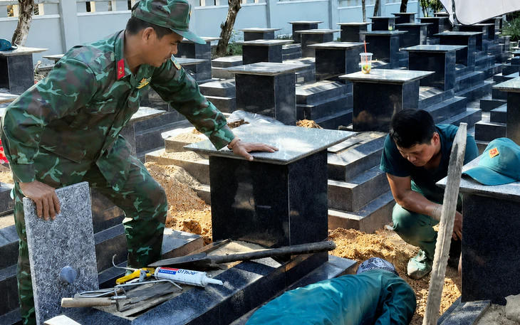 Bức ảnh anh bộ đội ngồi trên cây gỗ giữa sông, chôn trong mộ liệt sĩ ở Bình Định - Ảnh 2.