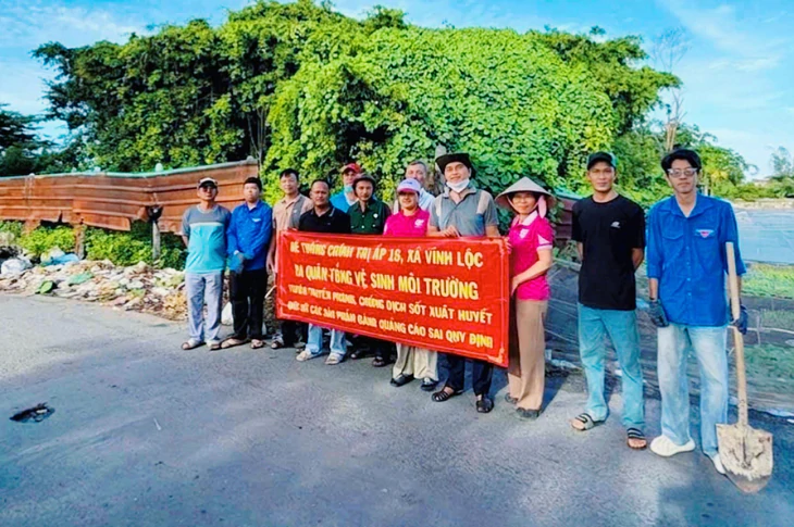 Thêm một người xả rác ven đường Rạch Cầu Suối bị phạt 1,5 triệu đồng - Ảnh 2.