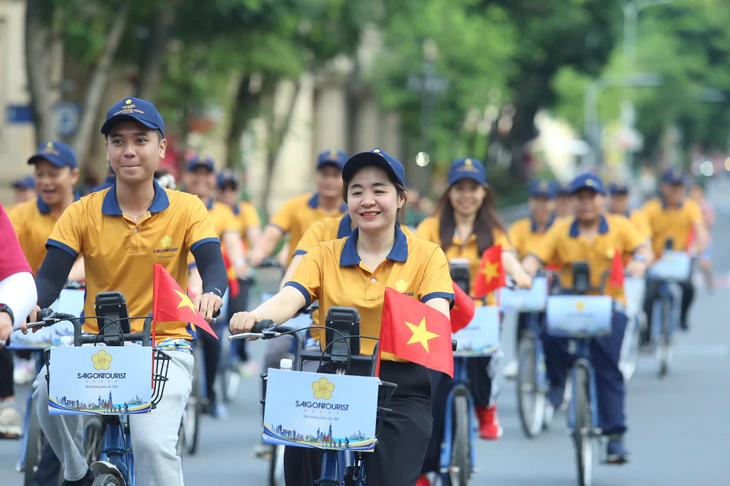 Hơn 1.000 người tham gia đạp xe diễu hành tại Ngày hội Xe đạp Saigontourist Group - Ảnh 1.