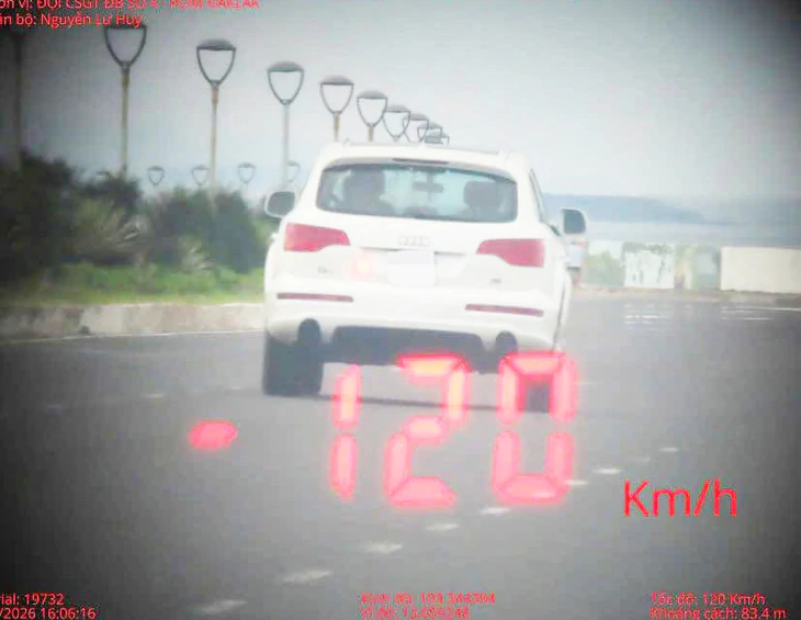 Tài xế Audi chạy 120km/h trong khu vực đường đông dân cư, tốc độ tối đa cho phép 60 km/h - Ảnh 1.