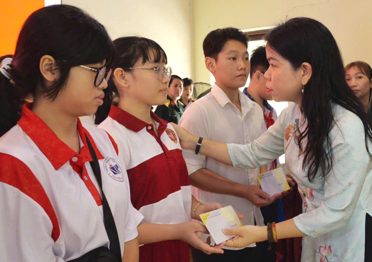 Trao quà cho trẻ mồ côi vì COVID-19 trước thềm năm học mới - Ảnh 2.