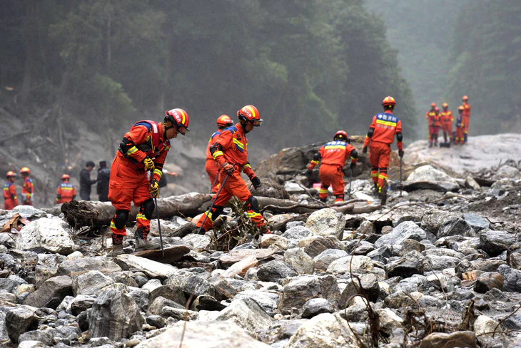 Hơn 900 người chết, Thủ tướng Nepal gọi thảm họa 'không thể tưởng tượng nổi' - Ảnh 1.