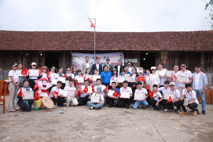 Tuổi trẻ TP.HCM chào cờ nơi cột mốc biên cương, thay avatar 'Tôi yêu Tổ quốc tôi' cùng nhiều hoạt động hướng về Quốc khánh 2-9 - Ảnh 2.