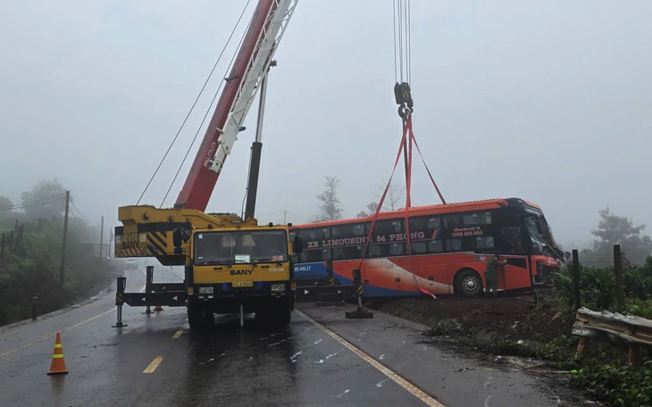Vụ lật xe khách từ TP.HCM về Gia Lai: Tạm giữ hình sự tài xế - Ảnh 2.