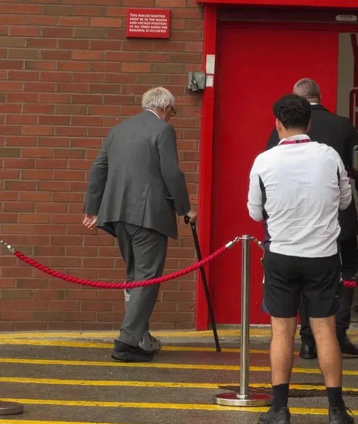 Sir Alex Ferguson phải chống gậy, nẹp chân đến xem Man United thi đấu - Ảnh 2.