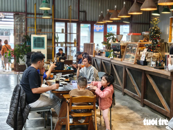 Đà Lạt nhận 'mưa lời khen' vì lo chỗ ở, tiền cọc cho du khách bị hoãn chuyến bay từ Cần Thơ - Ảnh 2.