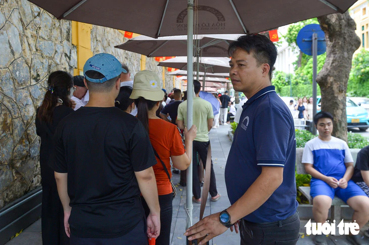 Nhà tù Hỏa Lò đông nghịt người, du khách xếp hàng dài mua vé - Ảnh 7.