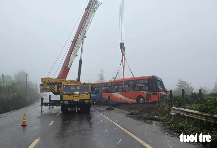 Vụ lật xe khách từ TP.HCM về Gia Lai: đã có 4 người chết  - Ảnh 1.
