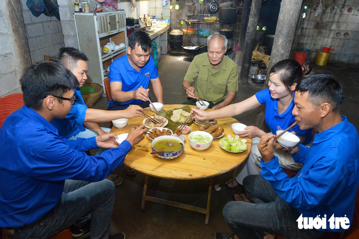 Bên mâm cơm mừng Quốc khánh ở xã Độc Lập - Ảnh 11.