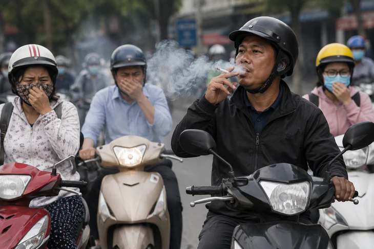 Vừa hút thuốc, vừa lái xe có bị xử phạt? - Ảnh 1.