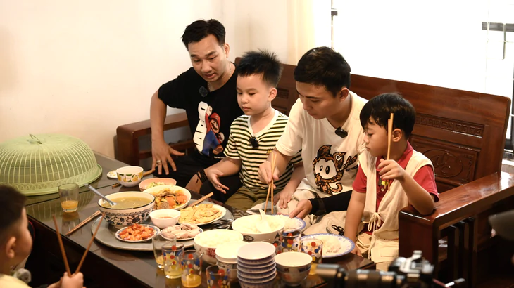 Lời mời cơm trong Bố ơi, mình đi đâu thế? gây tranh luận - Ảnh 2.