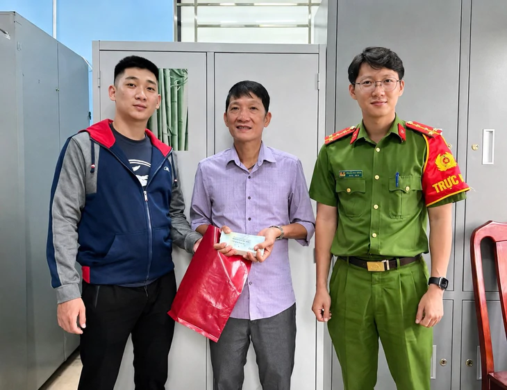 Đánh rơi 70 triệu đồng trên đường, người đàn ông may mắn tìm được nhờ thanh niên tốt bụng - Ảnh 1.