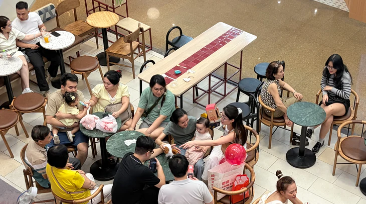 Quán cà phê thành 'điểm hẹn' quen thuộc của người dân TP.HCM dịp lễ 2-9 - Ảnh 1.