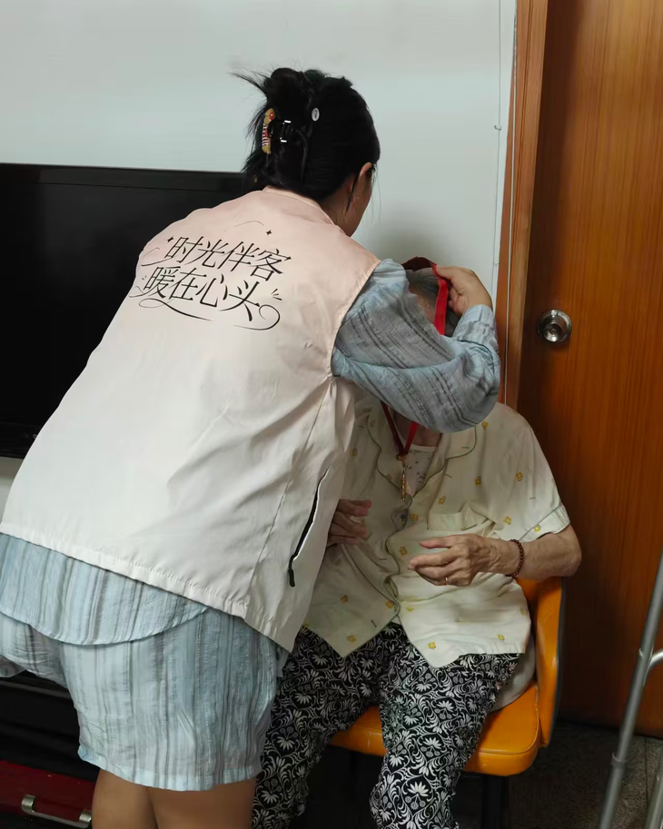 Trung Quốc nở rộ dịch vụ thuê người làm con, bầu bạn với người cao tuổi - Ảnh 2.