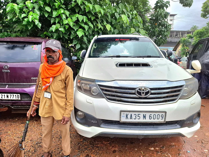 Lao công lái Toyota Fortuner đi quét đường mỗi ngày - Ảnh 1.