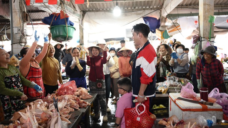 Lời mời cơm trong Bố ơi, mình đi đâu thế? gây tranh luận - Ảnh 4.