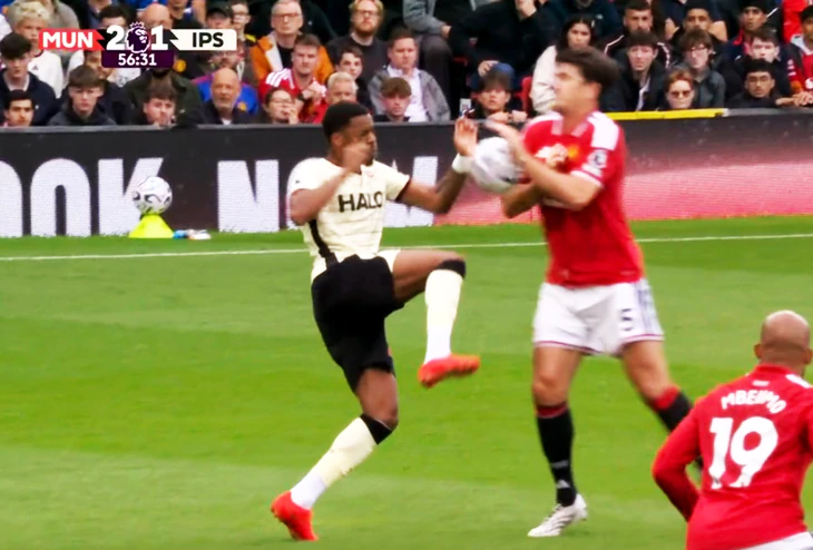 Maguire chạm tay, Man Utd vẫn có bàn: Vì sao? - Ảnh 1.