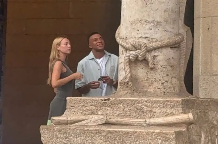 Ester Exposito nói về mẫu đàn ông lý tưởng, Mbappe có đủ? - Ảnh 2.
