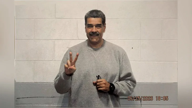 Ông Maduro bất ngờ xuất hiện trong loạt ảnh mới sau nhiều tháng bị giam tại Mỹ - Ảnh 1.