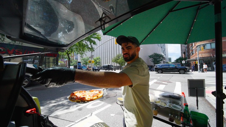 Biến ô tô mini nhỏ hơn VinFast VF 2 thành tiệm pizza di động, mỗi tháng thu về hơn 300 triệu - Ảnh 2.