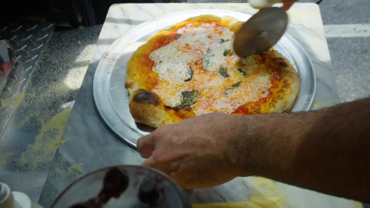 Biến ô tô mini nhỏ hơn VinFast VF 2 thành tiệm pizza di động, mỗi tháng thu về hơn 300 triệu - Ảnh 4.