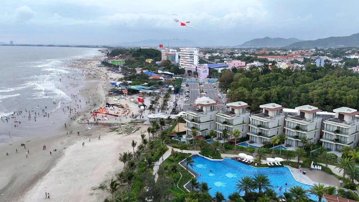 Long Hải khai trương phố đi bộ và bãi tắm công viên ven biển hơn 3.000m² - Ảnh 2.