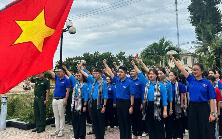 TP.HCM rực rỡ cờ hoa chào mừng Quốc khánh 2-9 - Ảnh 2.