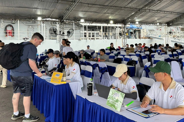 Thủ đoàn tàu sân bay George Washington rút tiền Việt mua nước mắm Nam Ô Đà Nẵng sau khi nếm mùi vị đặc trưng - Ảnh 1.
