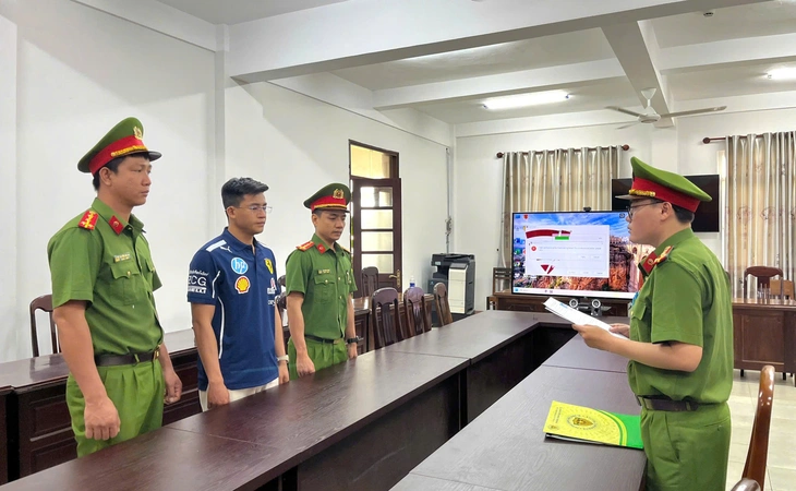 Khởi tố chủ cửa hàng bán quần áo giả ở Đắk Lắk - Ảnh 1.