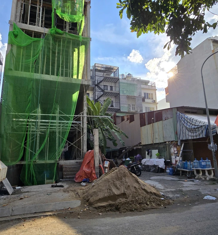 Nhiều nhà ở riêng lẻ ở TP.HCM được miễn giấy phép xây dựng dù thiếu hướng dẫn và không được quản lý - Ảnh 1.