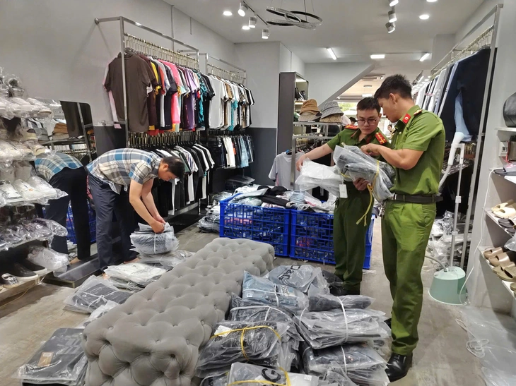 Khởi tố chủ cửa hàng bán quần áo giả ở Đắk Lắk - Ảnh 2.