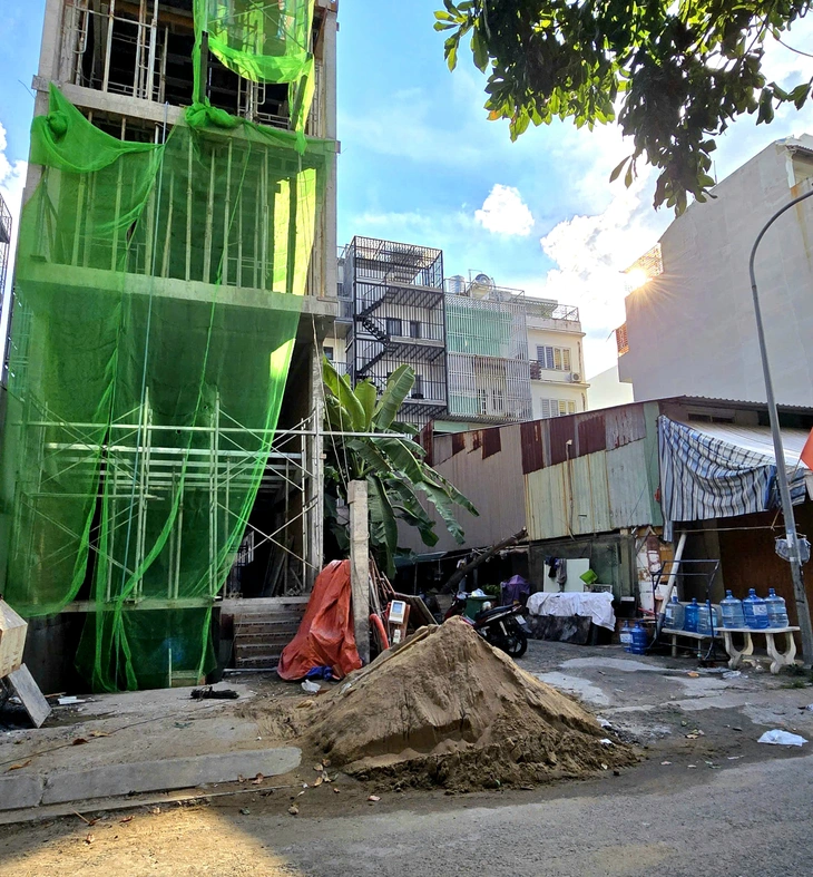 TP.HCM: Nhiều nhà ở riêng lẻ được miễn giấy phép xây dựng dù thiếu hướng dẫn, không được quản lý - Ảnh 2.