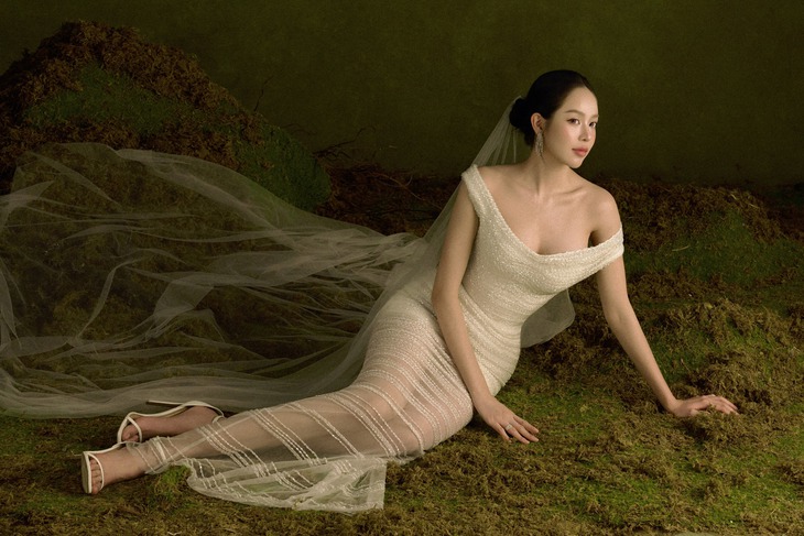 Hoa hậu Thanh Thủy hóa cô dâu trong bộ sưu tập mới của Lê Thanh Hòa - Ảnh 1.