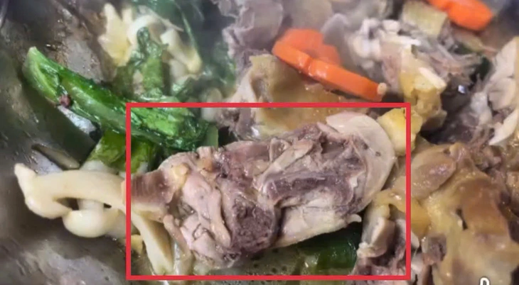 Phạt 27 triệu đồng cơ sở nấu ăn có giòi trong món gà - Ảnh 2.