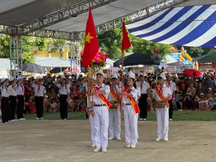 Thi nghi thức Đội kiểu "cà thọt" gây tranh cãi dữ dội - Ảnh 3.