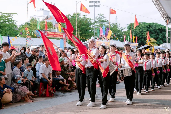 Thi nghi thức Đội kiểu "cà thọt" gây tranh cãi dữ dội - Ảnh 2.