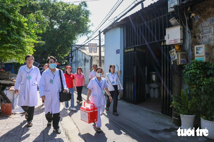 'Đi từng ngõ, gõ từng nhà' khám sức khỏe miễn phí cho người yếu thế tại TP.HCM - Ảnh 2.