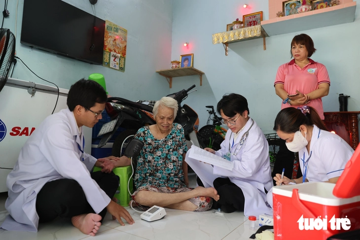 'Đi từng ngõ, gõ từng nhà' khám sức khỏe miễn phí cho người yếu thế tại TP.HCM - Ảnh 6.