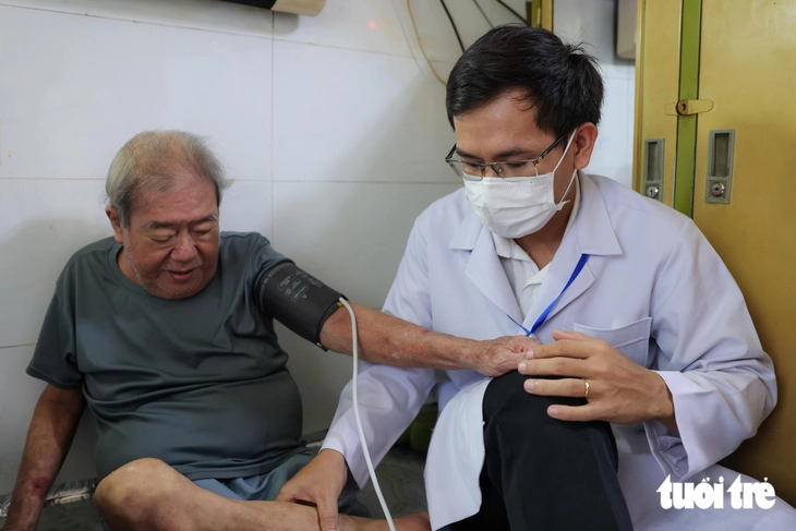'Đi từng ngõ, gõ từng nhà' khám sức khỏe miễn phí cho người yếu thế tại TP.HCM - Ảnh 4.