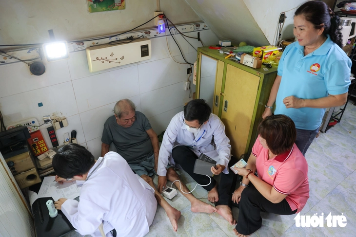 'Đi từng ngõ, gõ từng nhà' khám sức khỏe miễn phí cho người yếu thế tại TP.HCM - Ảnh 3.