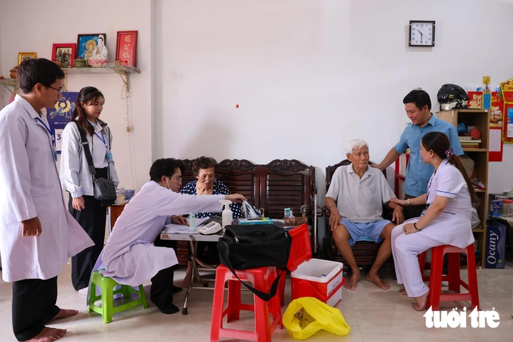 'Đi từng ngõ, gõ từng nhà' khám sức khỏe miễn phí cho người yếu thế tại TP.HCM - Ảnh 11.