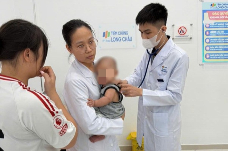 Cấp cứu thành công bé bị sặc sữa ở trẻ tại Trung tâm Tiêm chủng Long Châu - Ảnh 2.