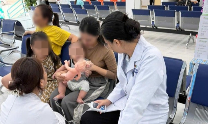 Cấp cứu thành công bé bị sặc sữa ở trẻ tại Trung tâm Tiêm chủng Long Châu - Ảnh 3.